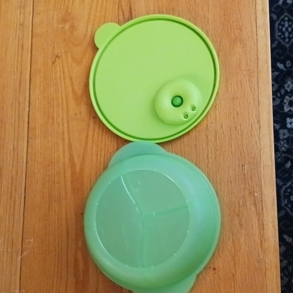 Tupperware Divided Green Microwave Reheatable Bowl with Lid - Picture 4 of 5
